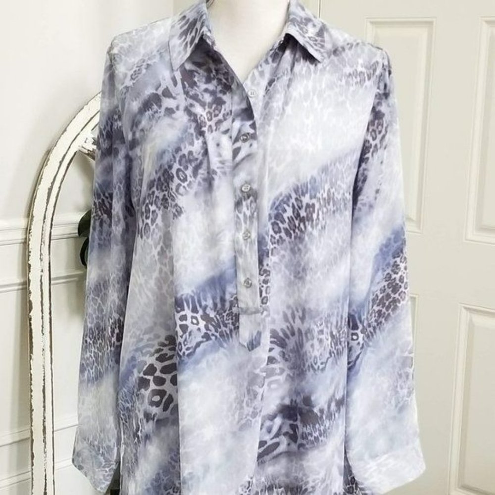 Chico's Women's Long Sleeve Lightweight Blouse Partial Button Up Size Medium (Ch
